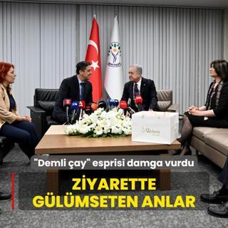 Bayramlama ziyaretinde glmseten anlar... Demli ay esprisi damga vurdu