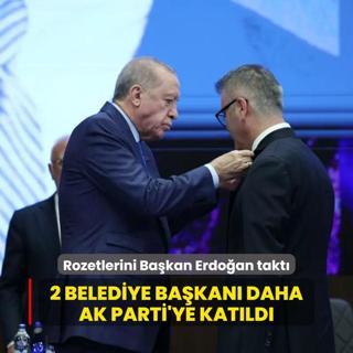 Rozetlerini Bakan Erdoan takt: 2 belediye bakan daha AK Parti'ye katld