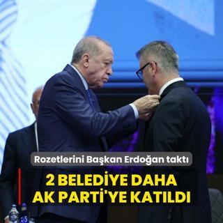 Rozetlerini Bakan Erdoan takt: 2 belediye daha AK Parti'ye katld