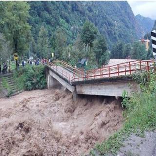 Rize'yi sel ve heyelan vurdu: Vatandalar mahsur kald