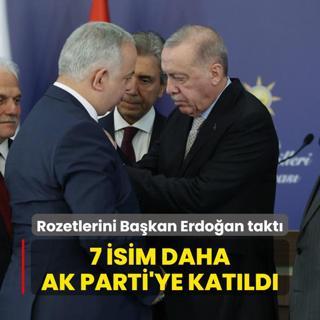 Rozetlerini Bakan Erdoan takt... 7 belediye bakan daha AK Parti'ye katld