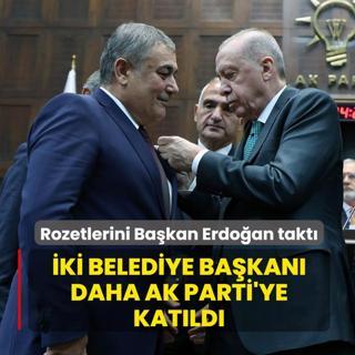 ki belediye bakan daha AK Parti'ye katld... Rozetlerini Bakan Erdoan takt