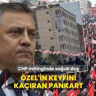 CHP mitinginde so�uk du�! �zel'in keyfini ka��ran pankart: Dikkat �eken �zkan Yal�m detay�
