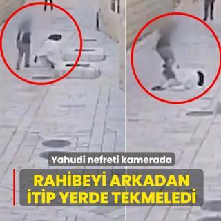 Yahudi nefreti kamerada! Rahibeyi arkadan itip yerde tekmeledi