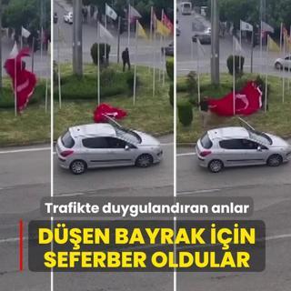 Trafi�in ortas�nda seferber oldular! D��en bayrak i�in duyguland�ran anlar
