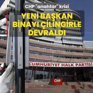CHP �anahtar� krizi! Yeni ba�kan binaya �ilingirle girdi