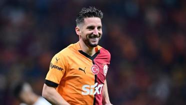 Galatasaray'dan Dries Mertens'e 100 ma plaketi