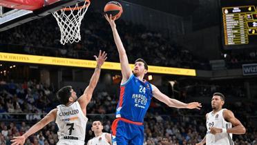 Anadolu Efes, Real Madrid'i devirdi