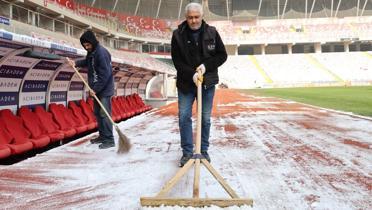 Sivasspor-Galatasaray ma iin saha hazrlklar tam gaz sryor