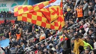 Kayserispor-Galatasaray manda taraftarlar sahaya girdi