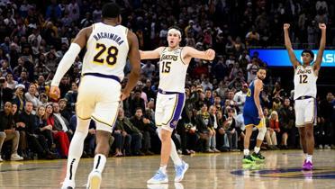 Lakers, Warriors'u son saniyede devirdi