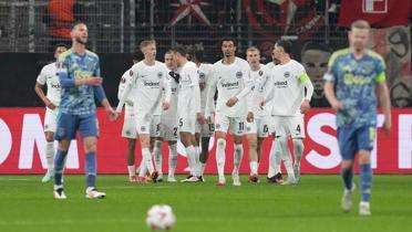 Eintracht Frankfurt, Ajax' eledi eyrek finale ykseldi