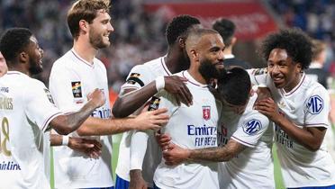 Alexandre Lacazette, 2 gol atarak Lyon'a veda etti
