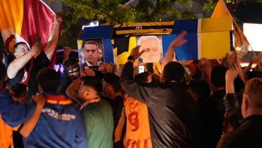 Ali Ko ve Jose Mourinho'yu tabuta koydular! Galatasarayllarn kutlamas gndem oldu