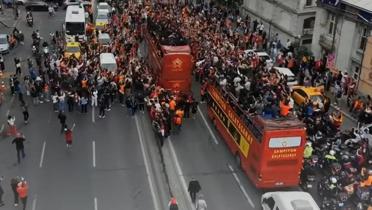 Victor Osimhen'den takm otobsnde aklama: Bu kulp ok byk