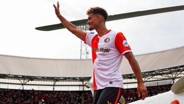 Feyenoord yeni transferlerini helikopterle sahaya indirdi