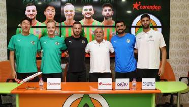 Alanyaspor'da 5 futbolcuyla imzalar atld