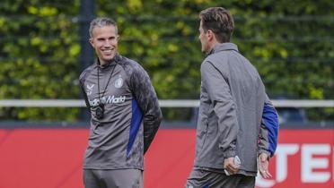 Robin van Persie: Fenerbahe man drt gzle bekliyoruz