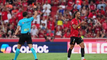 Vedat Muriqi'ten ok sert mdahale! Direkt krmz kart grd