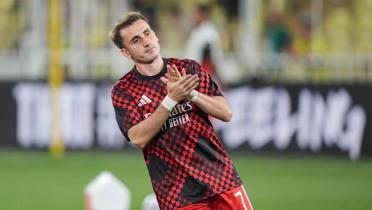 Kadky'de tribnlerden Kerem Aktrkolu'na alk