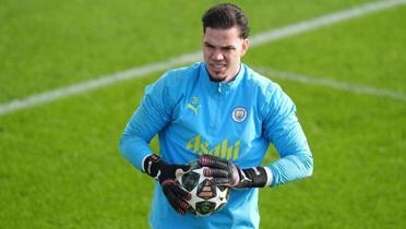 Yollar Ederson'a kyor