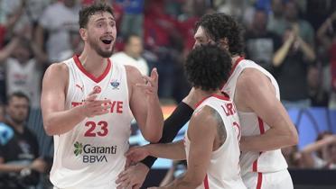 12 Dev Adam eyrek final iin sahaya kyor! Rakip sve