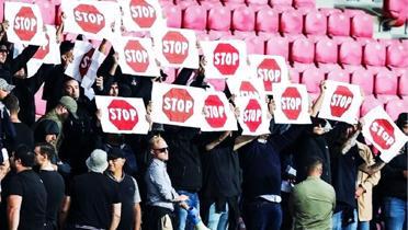 srail'e ok tepki! Taraftarlardan anlaml protesto