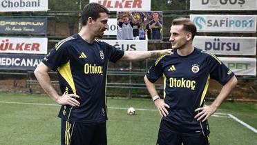 Kerem Aktrkolu ve Mert Hakan Yanda taraftar selamlad