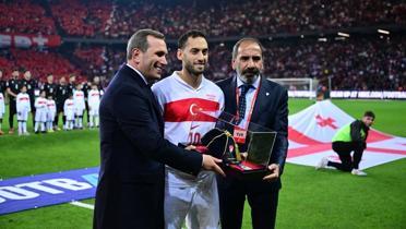 Hakan alhanolu'na plaket verildi