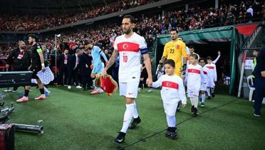 Hakan alhanolu'na plaket verildi