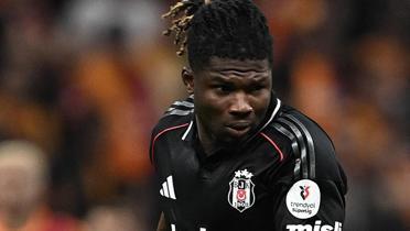 Mata dikkat eken anlar! El Bilal Toure koarak soyunma odasna gitti