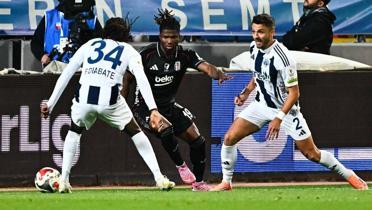 Mata dikkat eken anlar! El Bilal Toure koarak soyunma odasna gitti
