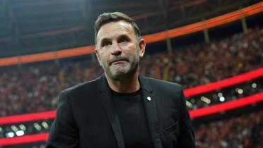 Okan Buruk'a derbi ncesi 100. galibiyet plaketi!