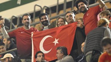 Sevilla krmz-beyaz! Millileri spanya'da yalnz brakmadlar