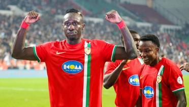 1. Lig'in kral! Galatasaray'n eski yldz Mbaye Diagne tozu dumana katyor