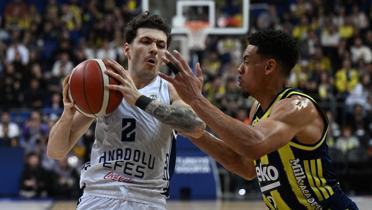Fenerbahe Beko evinde Anadolu Efes'i 3 farkla geti