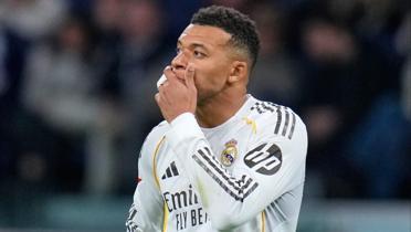 Kylian Mbappe'den PSG'ye b�y�k darbe: 61 milyon euro kazand�