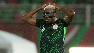 Victor Osimhen'e yap�lanlar zorbal�k