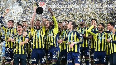 �ampiyon kupas�n� ald�! Fenerbah�e'de b�y�k co�ku