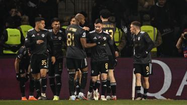 Karaba�, Eintracht Frankfurt'u devirdi!