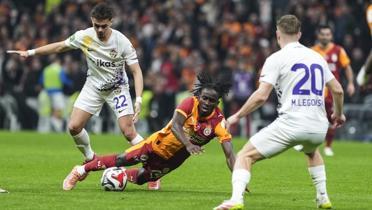 Galatasaray'�n gen� oyuncusu Renato Nhaga ilk ma��nda sahne ald�