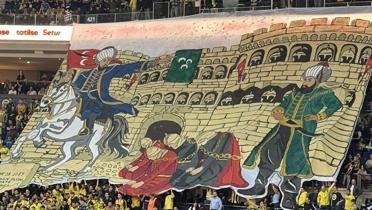 Fenerbah�eli taraftarlardan Partizan'a cevap niteli�inde pankart