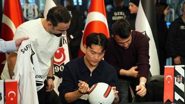 Be�ikta�'�n y�ld�z golc�s� Hyeon-gyu Oh, imza g�n�nde taraftarlarla bulu�tu