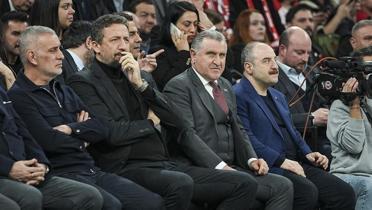 Bakan Osman A�k�n Bak, T�rkiye-S�rbistan ma��n� yerinden takip etti