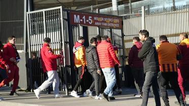 Galatasaray taraftar�, derbi �ncesi Dolmabah�e'de