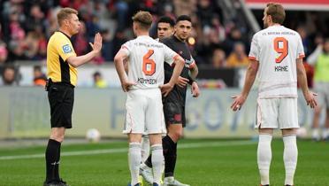 Bayern M�nih, Leverkusen deplasman�nda 9 ki�iyle puan� ald�