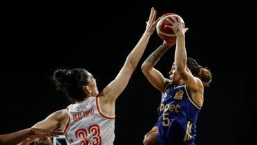 Fenerbah�e Opet, �BK Mersin'i farkl� ge�erek finalde