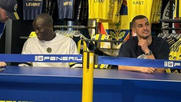 Fenerbah�e'de N'Golo Kante ve Levent Mercan, taraftarlarla bulu�tu