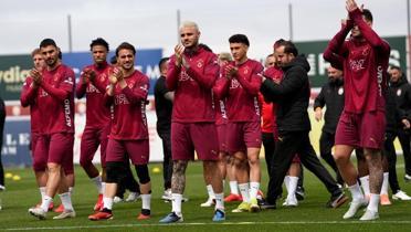 Taraftarlar ak�n etti! Lider Galatasaray'da co�kulu antrenman