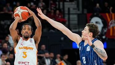 Anadolu Efes, Galatasaray MCT Technic deplasman�nda galip